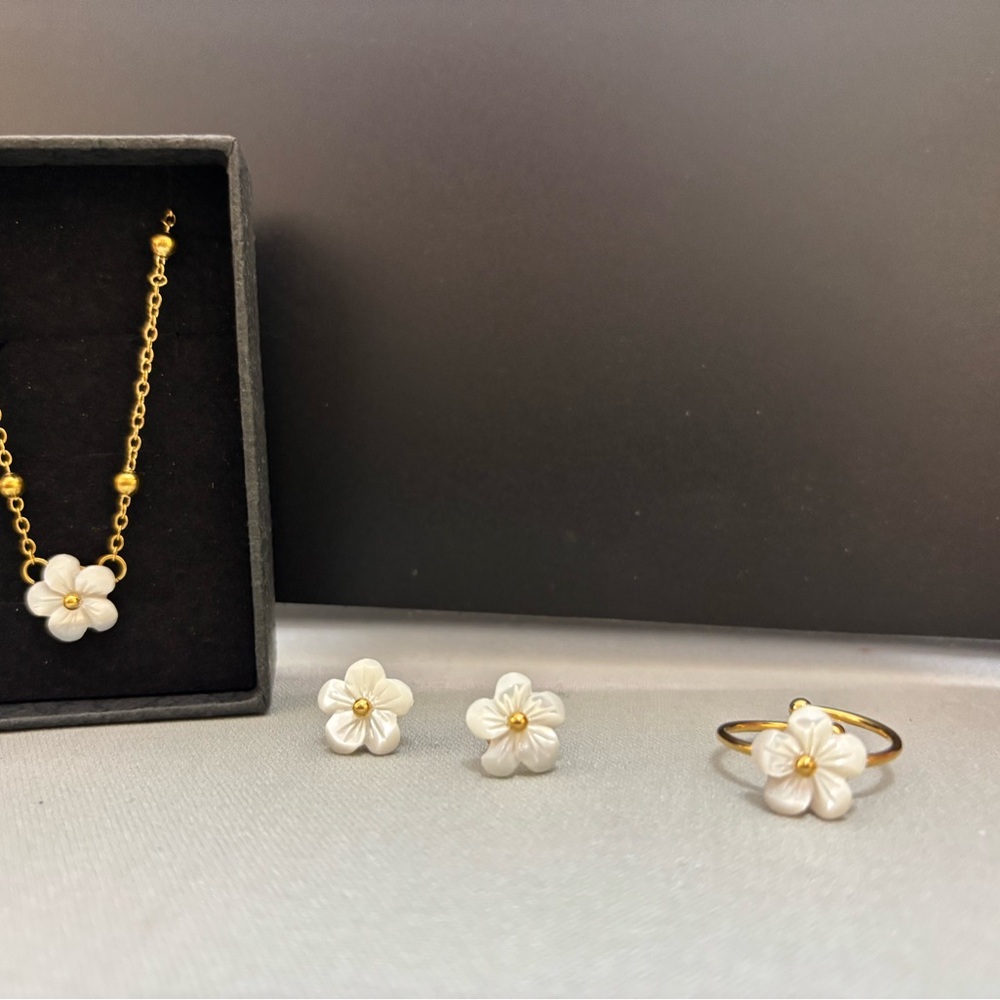 Gold and White Floral Necklace Set